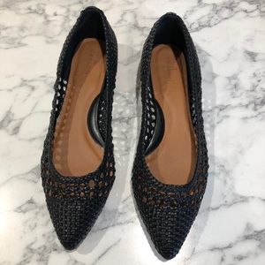 Black pointy toed woven flats 🥿